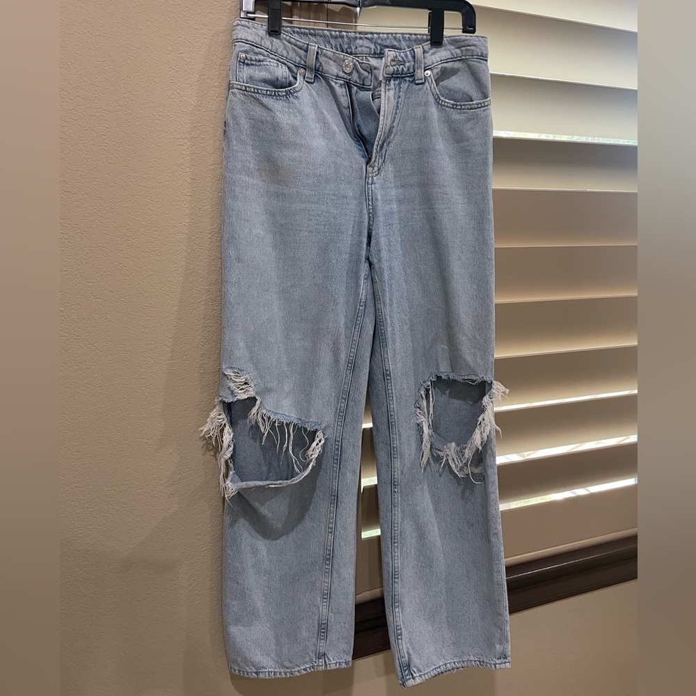 H&M RIPPED JEANS (SIZE 6)